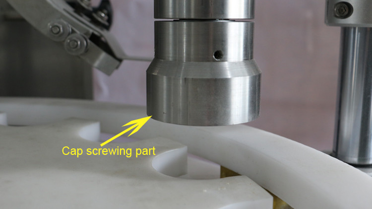 टोपी सील और स्टार व्हील चलाने के साथ 500 मिलीलीटर गोल बोतल भरने की मशीन
