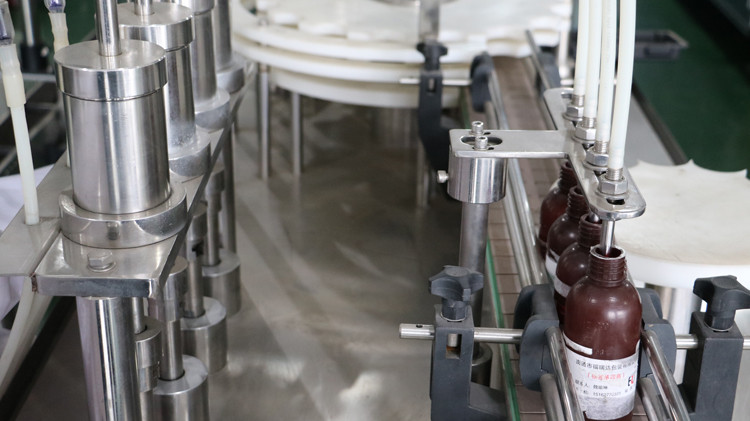 निर्माण 5 गैलन भरने की मशीन गर्म मोम भरने की मशीन पाउच पानी भरने सील मशीन है